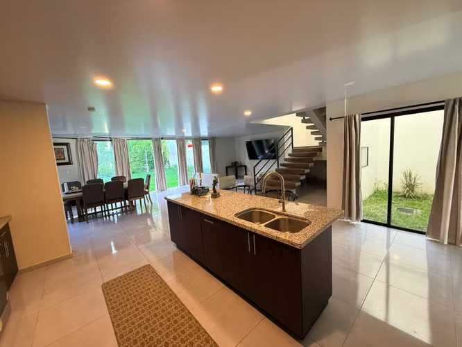 SE VENDE CASA ESCALON MODERNA COMO NUEVA, TOTALMENTE AMUEBLADA - Imagen 8