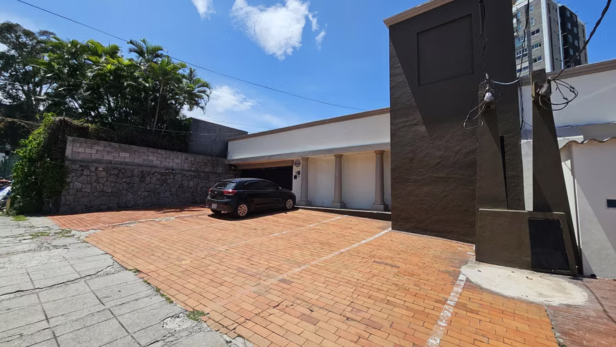 Alquiler de local comercial en Colonia La Mascota, Calle Loma Linda y Alameda Manuel Enrique Araujo