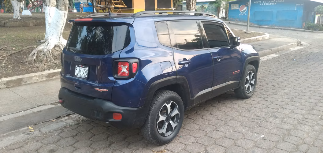 JEEP EENEGADE 4×4 MOTOR 1.3 TURBO 44,600 MILLAS TARGETA A MI NONBRE .