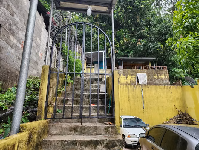 ¡CASA INDEPENDIENTE CON POTENCIAL EN COLÓN!  - Imagen 2