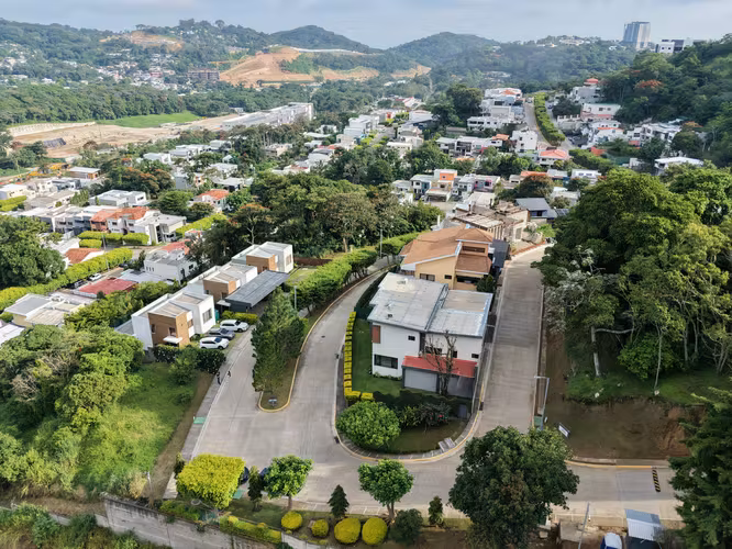 Se Vende Casa Moderna en La Florida, Nuevo Cuscatlan 