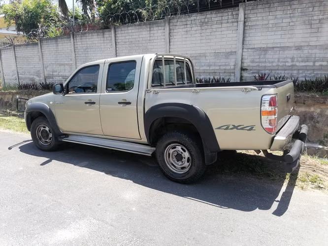 Pickup Mazda BT-50 4x4 Turbo Doble cabina. Mantenimiento al día. Excelente oportunidad 