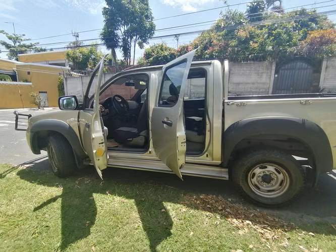 Pickup Mazda BT-50 4x4 Turbo Doble cabina. Mantenimiento al día. Excelente oportunidad 