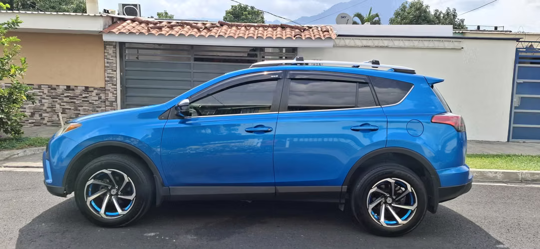 TOYOTA RAV4 CON TODAS SUS BOLSAS BUENAS INTERIOR Y EXTERIOR IMPECABLE 