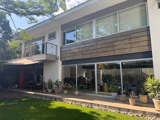 LAS PILETAS MODERNA RESIDENCIA EN VENTA $1.4 M