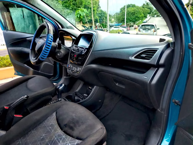 CHEVROLET SPARK  2020 Automático  4 puertas  Motor 1.4 Super Económico  83,000 millas A/C  Pantalla Táctil con Cámara de
