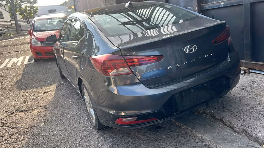 Hyundai Elantra 2020 , motor 2.0, sunroof,  pantalla , cámara de retroceso, rines especiales, 42K millas - Imagen 7