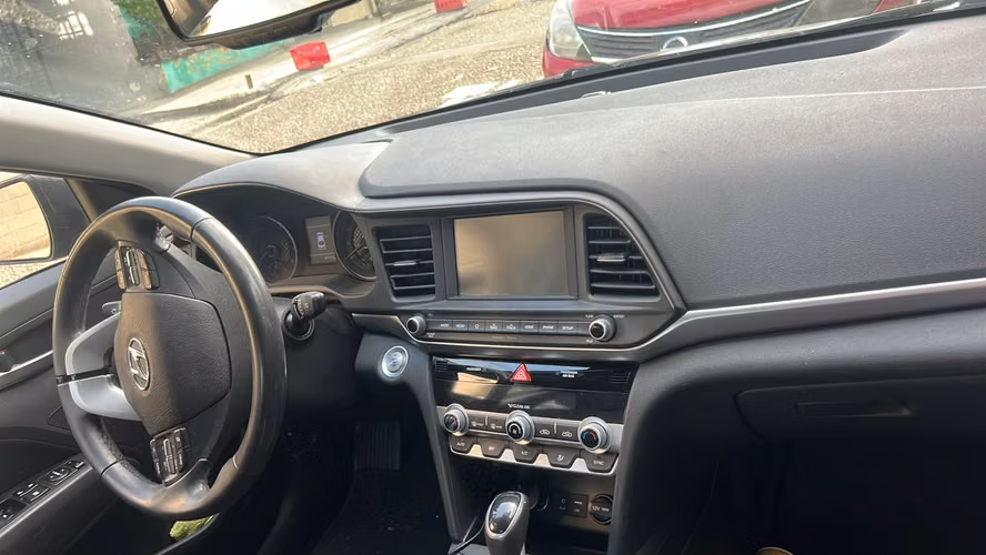 Hyundai Elantra 2020 , motor 2.0, sunroof,  pantalla , cámara de retroceso, rines especiales, 42K millas - Imagen 8