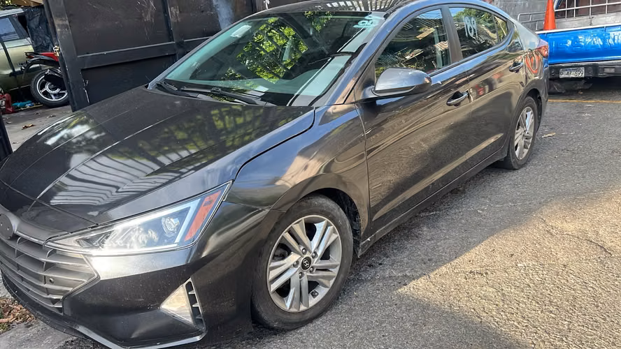 Hyundai Elantra 2020 , motor 2.0, sunroof,  pantalla , cámara de retroceso, rines especiales, 42K millas - Imagen 3