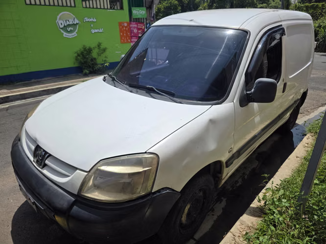 Vendo peugeot partner 2008 AUTOMATOVO OJO MODICADO MOTOR TOYOTA COROLLA 4A YA INSCRITO