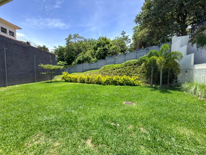 SE VENDE CASA ESCALON MODERNA COMO NUEVA, TOTALMENTE AMUEBLADA, 3 HABITACIONES CADA UNA CON BAÑO Y ESTUDIO CON BAÑO COMP - Imagen 2