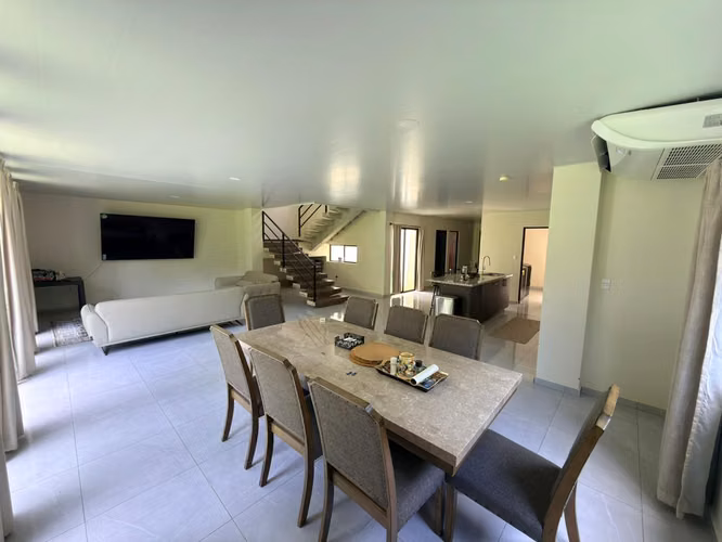 SE VENDE CASA ESCALON MODERNA COMO NUEVA, TOTALMENTE AMUEBLADA, 3 HABITACIONES CADA UNA CON BAÑO Y ESTUDIO CON BAÑO COMP - Imagen 4