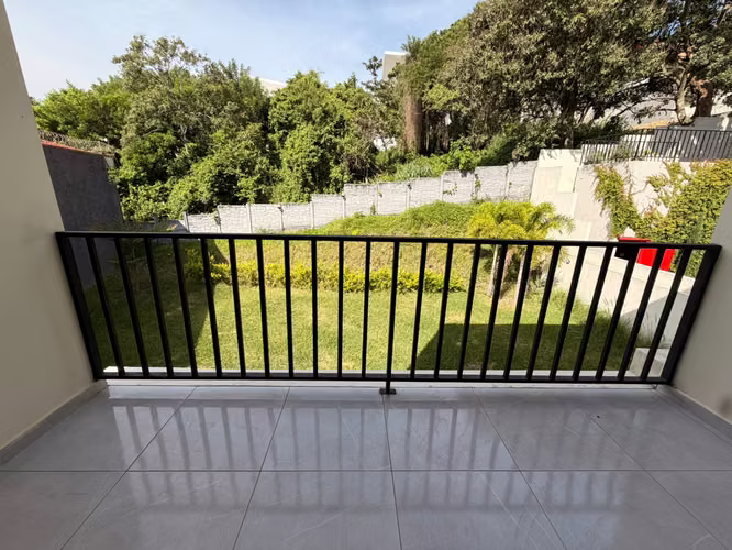 SE VENDE CASA ESCALON MODERNA COMO NUEVA, TOTALMENTE AMUEBLADA, 3 HABITACIONES CADA UNA CON BAÑO Y ESTUDIO CON BAÑO COMP - Imagen 13