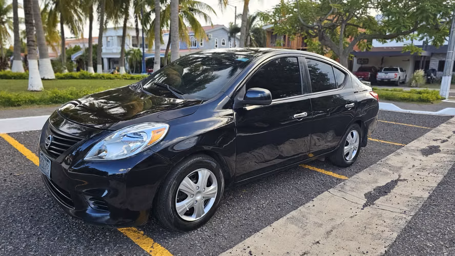  NISSAN VERSA 2013 AUTOMÁTICO MOTOR 1.6 VIDRIOS ELÉCTRICOS  AIRE ACONDICIONADO - Imagen 6