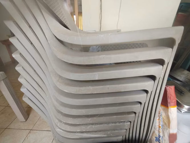 LOTE DE 10 SILLAS PLÁSTICAS