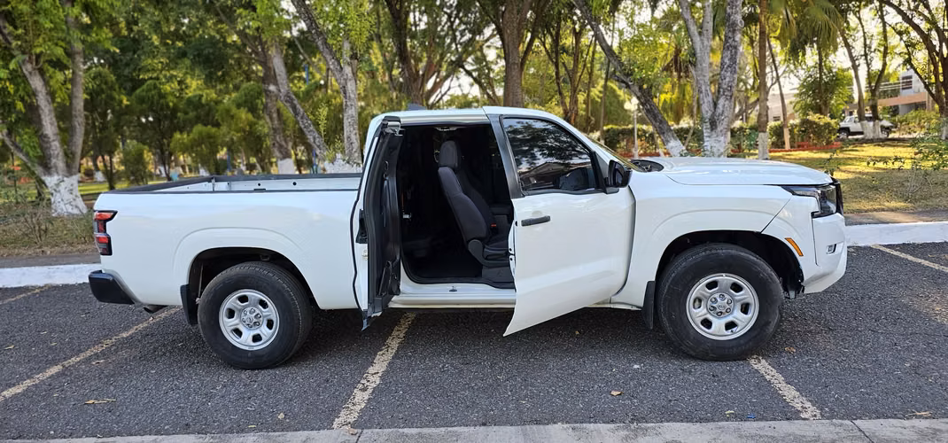  NISSAN FRONTIER 2024 AUTOMÁTICO 4X4 CON PIÑÓN DE MONTAÑA  - Imagen 6