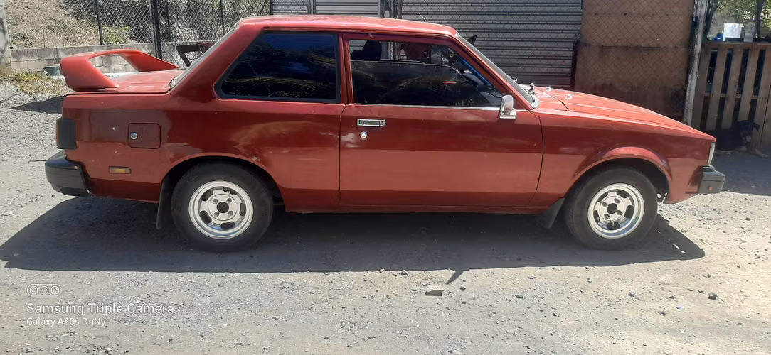 Bendo Toyota Corolla 1981 dos puertas estándar 5 velocidades
