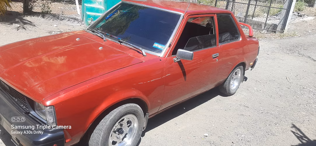 Bendo Toyota Corolla 1981 dos puertas estándar 5 velocidades