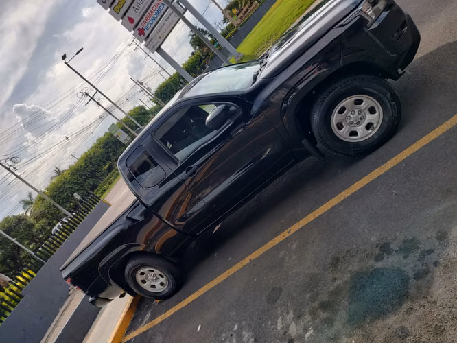 Nissan Frontier 2022 S V6 3.8L Automática 51,000 Millas - Negra - Imagen 9