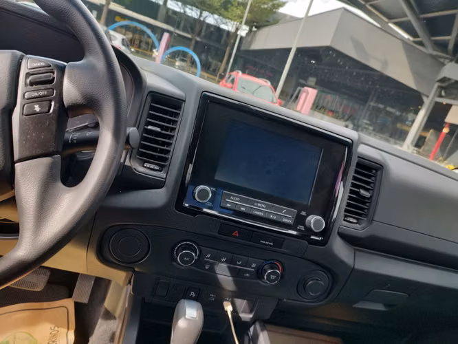 Nissan Frontier 2022 S V6 3.8L Automática 51,000 Millas - Negra - Imagen 5