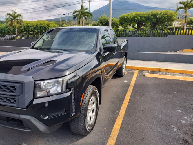 Nissan Frontier 2022 S V6 3.8L Automática 51,000 Millas - Negra - Imagen 4