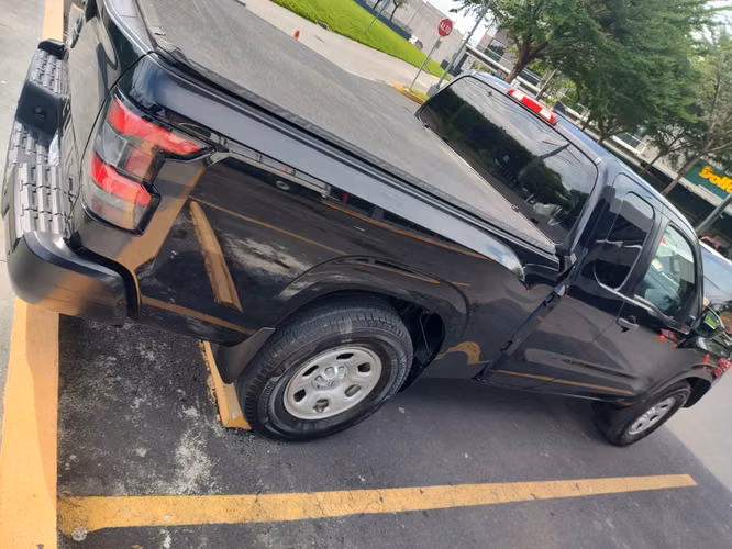 Nissan Frontier 2022 S V6 3.8L Automática 51,000 Millas - Negra - Imagen 6