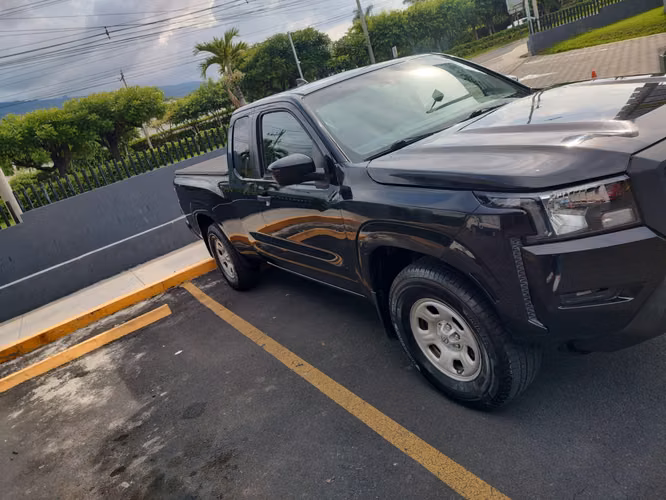 Nissan Frontier 2022 S V6 3.8L Automática 51,000 Millas - Negra - Imagen 8