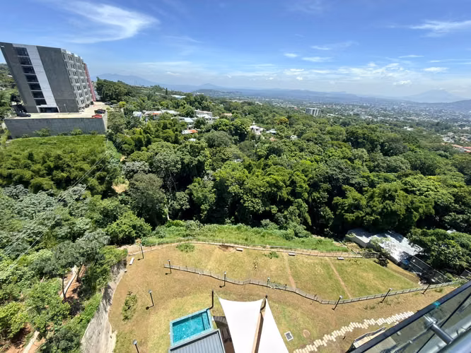  SE ALQUILA APARTAMENTO TORRE CITALA HAUS, COLONIA ESCALON, NIVEL ALTO CON VISTA  Carcaterísticas:  -Cocina, comedor y