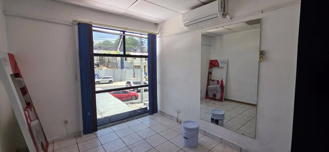 Alquilo local Comercial En  Escalon 