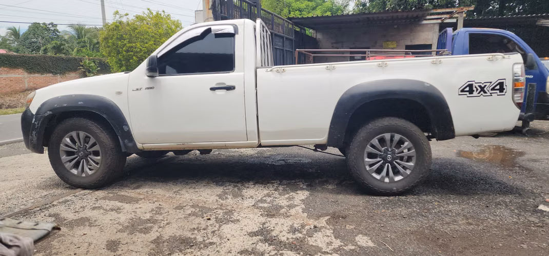 Se vende Mazda bt50 turbo diesel año 2008 4x4 todo al 100 papeles al día WhatsApp  
