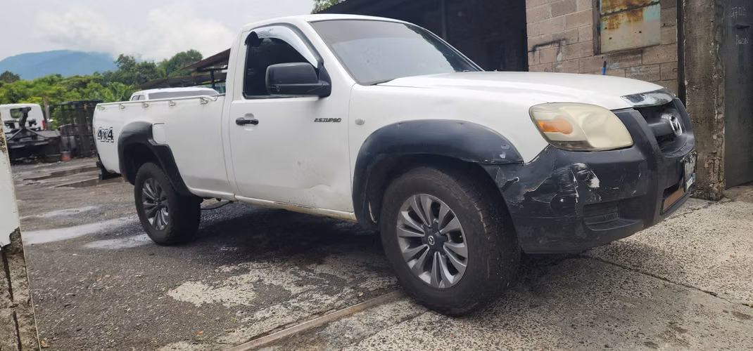 Se vende Mazda bt50 turbo diesel año 2008 4x4 todo al 100 papeles al día WhatsApp  