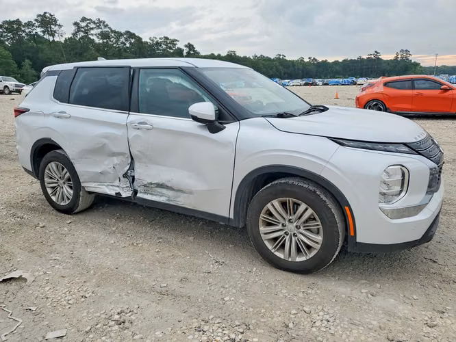 MITSUBISHI OUTLANDER ES 2023 3 FILAS