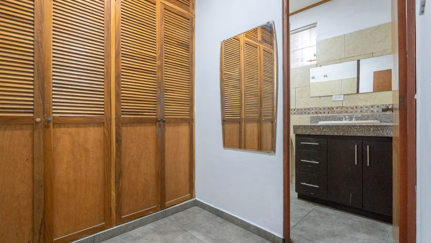 CASA EN ALQUILER | COLONIA ESCALÓN, ZONA AMBROGI, SAN SALVADOR - Imagen 13