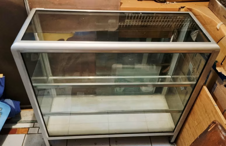Vitrina Ancho: 40 cms., Alto: 95 cms., Largo: 1.00 mt., en buen estado
