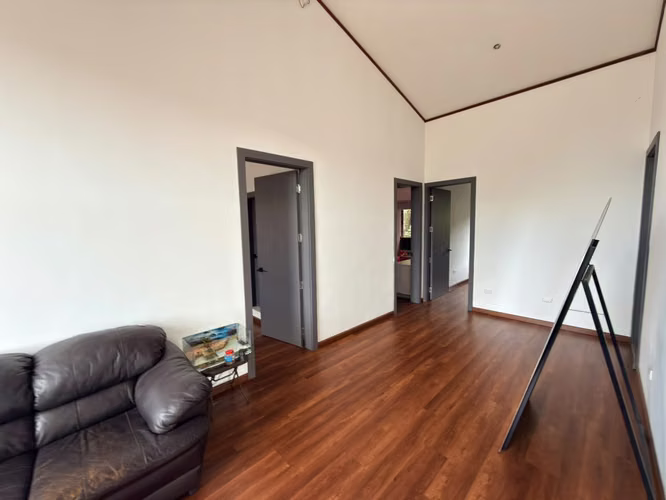 SE VENDE CASA ALTURAS DE TENERIFE, RESIDENCIAL PRIVADA, tiene 1100 v2 de terreno y 400 mts2 de construcción, cochera 5 v - Imagen 5