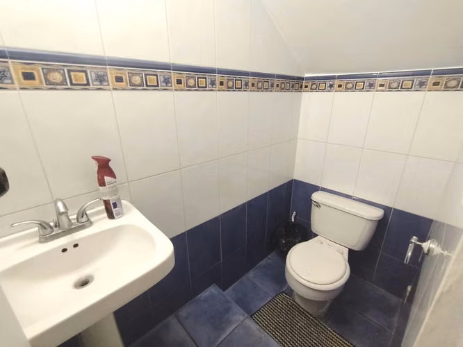 SE ALQUILA CASA MERLIOT, PRIVADO, de 2 plantas cerca de Plaza Merliot. Consta de: Primer Nivel Estacionamiento para 2 ve