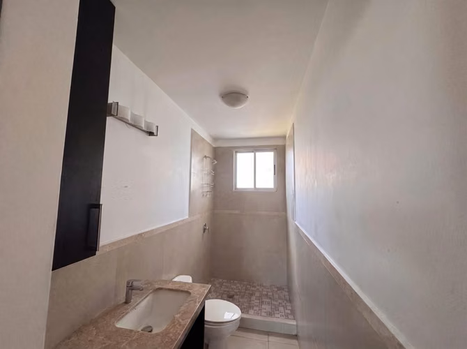 SE ALQUILA APARTAMENTO TORRE MURANO ESCALÓN  TIENE 110mts2 Sala comedor Terraza vista a volcán Cocina (Muebles Olins) 2  - Imagen 3