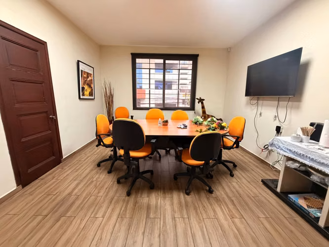 SE ALQUILA LOCAL PARA OFICINA EN LA OLÍMPICA, tiene 225 m², dos niveles, Primer nivel: kitchenette, 2 baños, 6 espacios 