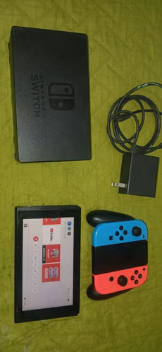Vende switch v1 con sus accesorios completa y estuche 