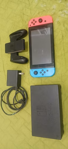 Vende switch v1 con sus accesorios completa y estuche 