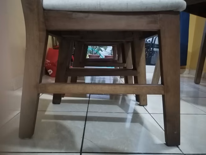 VENTA DE JUEGO DE COMEDOR PARA 4 PERSONAS.POR MOTIVO DE VIAJE E IDEAL PARA ACONDICIONAMIENTO DE AIRBNB  PEQUEÑO