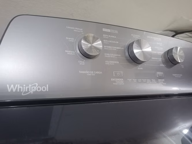 VENTA DE LAVADORA WHIRLPOOL POR MOTIVO DE VIAJE. IDEAL PARA ACONDICIONAMIENTO DE AIRBNB. 