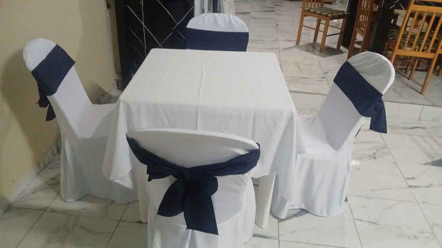 Sillas,mesas y manteleria decorativa .