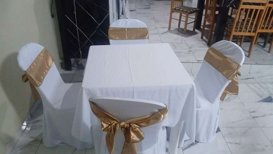 Sillas,mesas y manteleria decorativa .