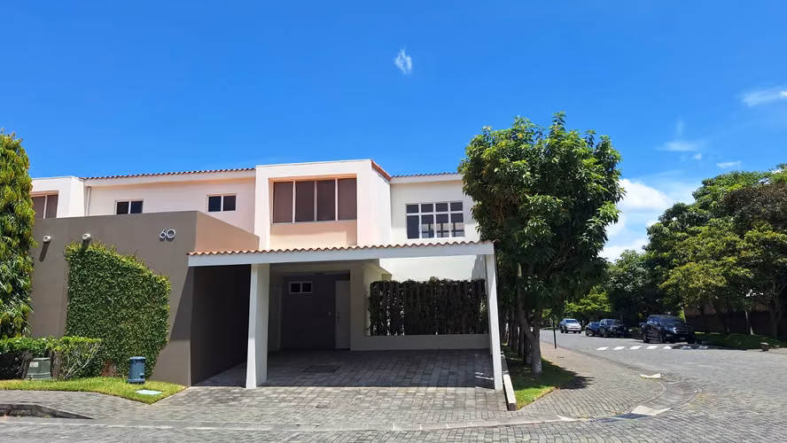 Casa en alquiler en excelentes condiciones: Condado Santa Rosa Tipo C Etapa 2