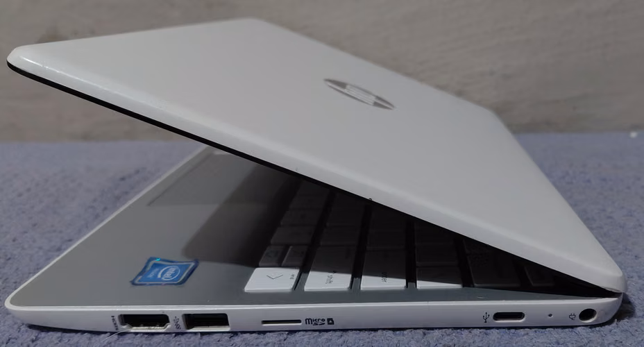 VENDO MINI LAPTOP SLIM HP STREM 4GB RAM Y 64GB MEMORIA INTERNA NITIDA  - Imagen 3