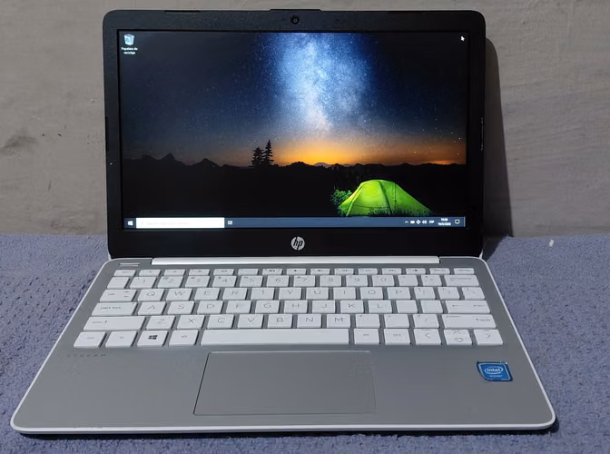 SELL MINI LAPTOP SLIM HP STREAM 4GB RAM AND 64GB INTERNAL MEMORY NITIDA
