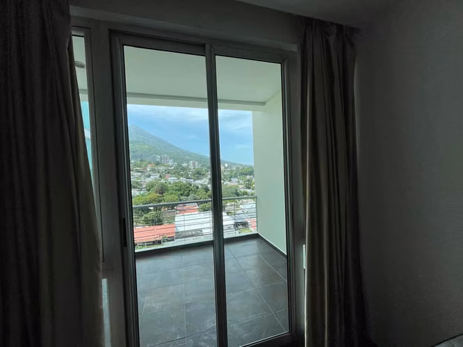 SE ALQUILA APARTAMENTO TERRA ALTA ESCALÓN Con linea blanca  Piso alto Vista al volcan y al campo de Golf 3 habitaciones  - Imagen 12