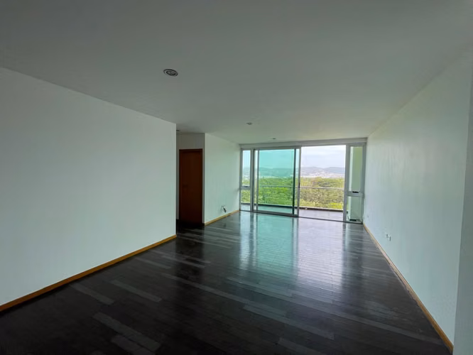 SE ALQUILA APARTAMENTO TERRA ALTA ESCALÓN Con linea blanca  Piso alto Vista al volcan y al campo de Golf 3 habitaciones  - Imagen 1