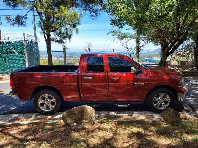 DODGE RAM BIGHORNE-MOTOR HEMI 2015
